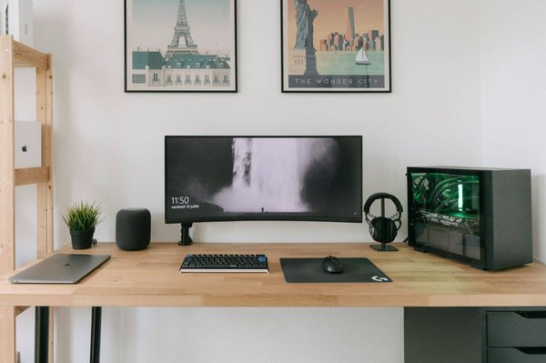 comment choisir le bon support de casque pour garder votre espace de travail organisé