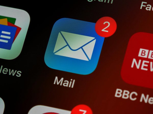 Quels sont les avantages de l'utilisation de l'IA pour la détection des menaces dans les emails ?