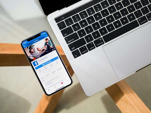 Comment utiliser les réseaux sociaux de base comme Facebook ou Instagram ?