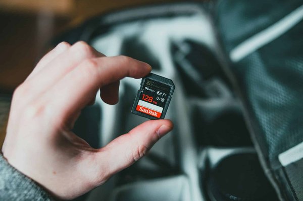 Comment choisir et installer une carte mémoire dans un appareil photo Canon EOS pour les débutants en photographie ?